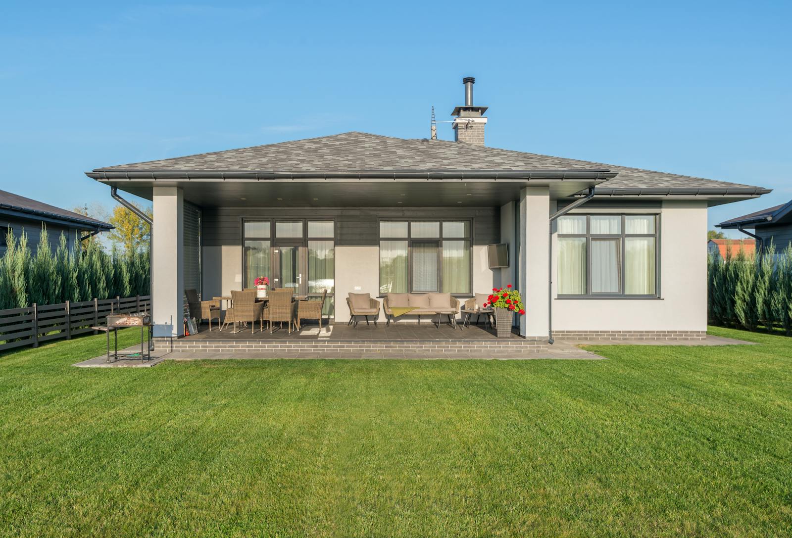 Modern backyard with freshly laid, carpet-smooth green sod lawn